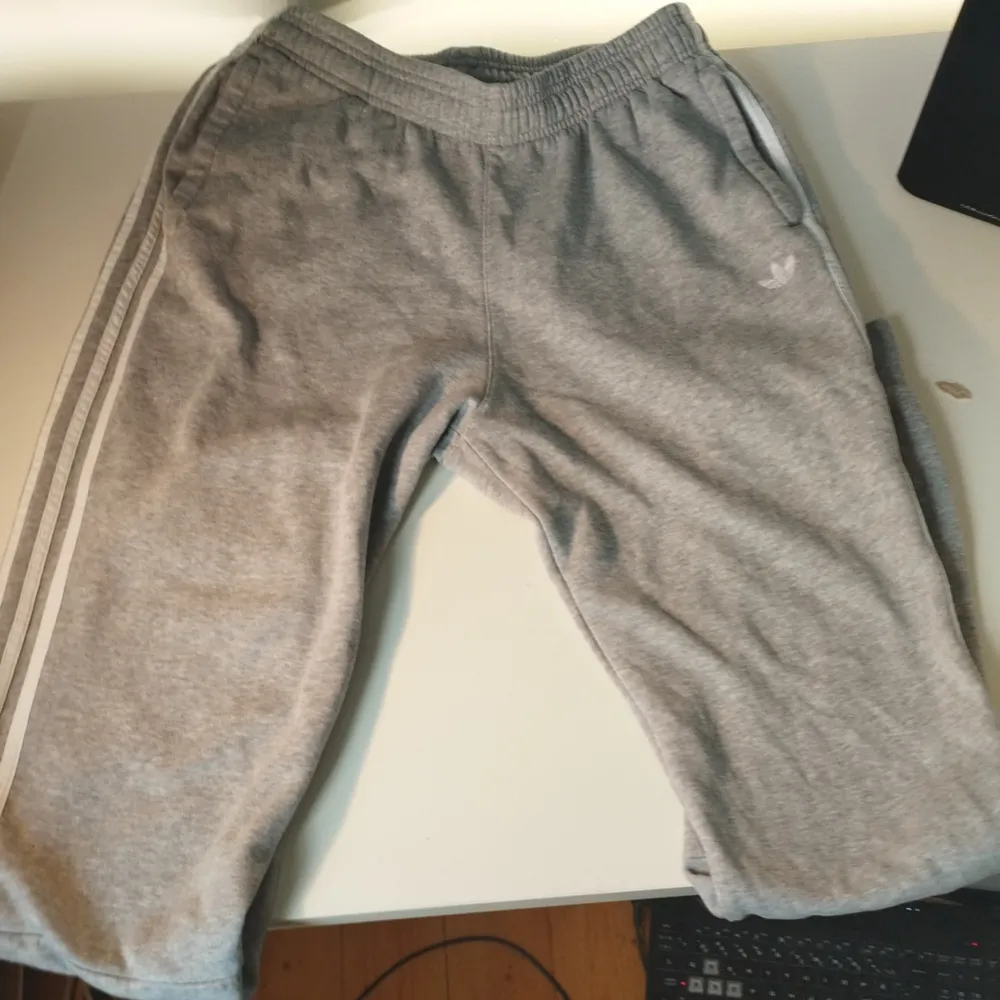 Sköna o Mjuka tränings/mjukisbyxor från adidas ljusgråa o vita. Riktigt bra kvalite o skick funkar perfekt hemma eller i gymmet eller som byxor i en tracksuit outfit. XL I barnstorlek men är egentligen S. Jeans & Byxor.