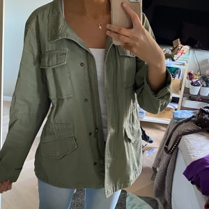 Militärgrön jacka - Så snygg militärjacka