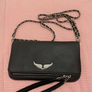 Zadig voltaire - Jätte fin Zadig väska som är använd 1-2 gånger. Säljer den pågrund av att jag vill ha i en annan färg. Bra skick och priset går att diskuteras vid snabbaffär❤️