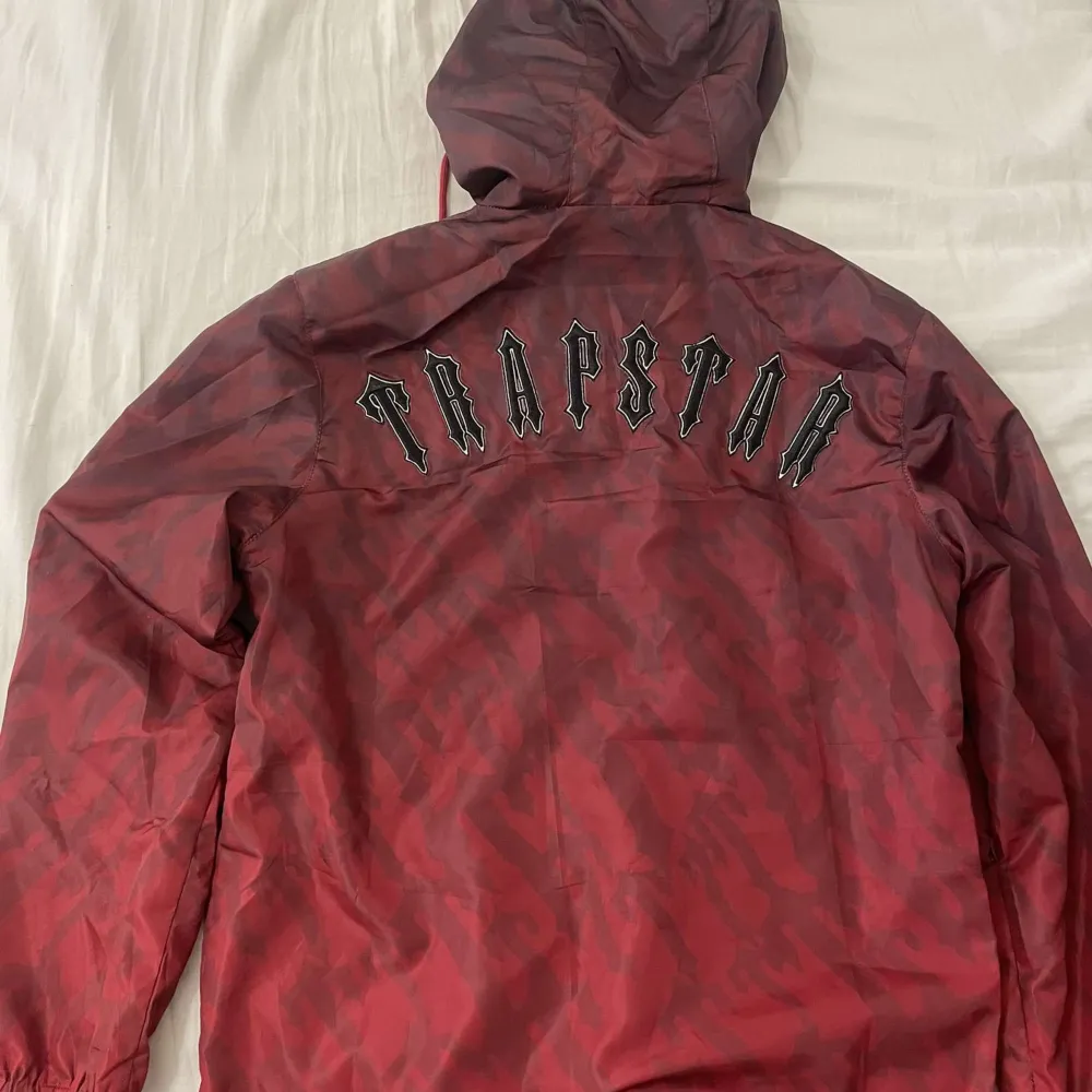 Hej, säljer denna Trapstar windbreaker i storlek S. Mycket fint skick, har använts bara få gånger. Kan mötas i Stockholm eller frakta.. Jackor.