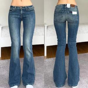 Lågmidjade bootcut jeans, köpt på plick. Använt max en gång pga att de inte passade  Midja: 73  Innerben: 81. Skriv privat för fler frågor eller egna bilder! (Pris kan diskuteras) 