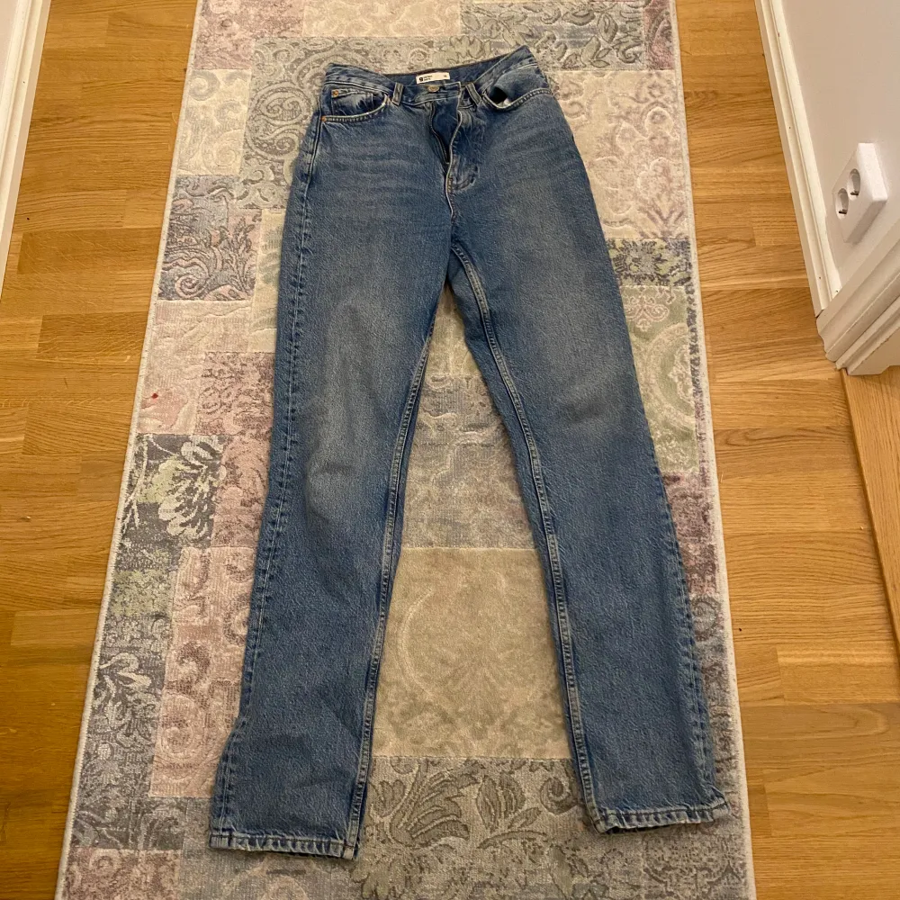 Högmidjade jeans från Gina tricot, stl 36. Framhäver former 💕. Jeans & Byxor.