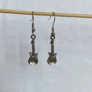Gitarr örhängen  - Trendiga örhängen som passar till allt!!🎸🎸