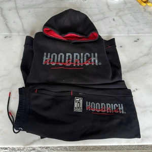 Hoodrich dress - Säljer min hoodrich dress för ingen användning av det, några fläckar men de går att tvätta bort skick 6/10