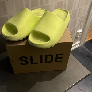 YEEZY SLIDE - Storlek 46 Ganska liten i storleken