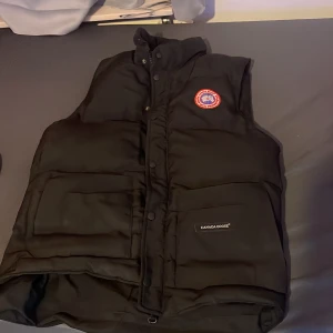 Canada goose Väst  - Canada goose väst den är Hylt ny har knappt använt den ska sälja den för den har varit i garderoben länge och använder inte den längre 