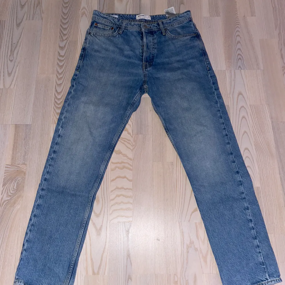 Tja säljer nu ett par Jack and Jones jeans i färgen ljusblå då jag inte använder dem längre. Jeans & Byxor.