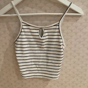 Kort linne - Sparsamt använt linne i fint skick. Ribbat, vit- och svartrandigt och kort linne. 