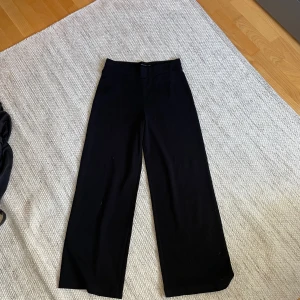 Kostymbyxor  - Svarta kostym byxor från Only, väldigt skönt material och bekväma, skulle säga att strl är S/M, ganska wide passform nedtill, inga fickor, midjan är töjbar och medelhög💕🌟✨