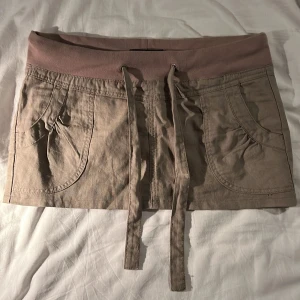 Minikjol - Superfin kjol! Har sytt upp den men stygnen går lätt att sprätta upp om man vill ha den längre🩷Midjemått: 42 cm, 29 cm lång 