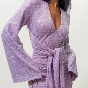 Paljett klänning, NAKD - Rosa/lila paljettklänning från NA-KD i strl Medium, använd ett tillfälle på ett bröllop. Bra skick!! 