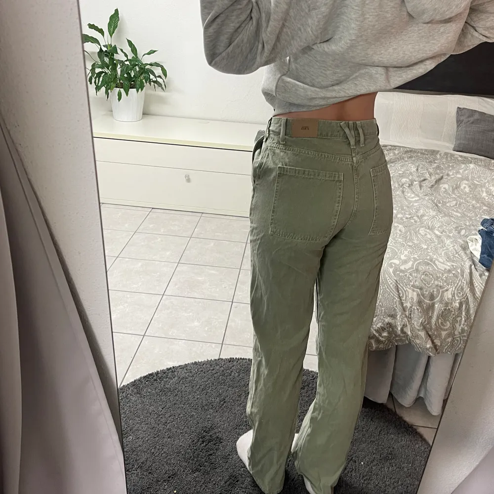 Gröna byxor ifrån Zara i storlek 36❤️ Aldrig använda. Jeans & Byxor.