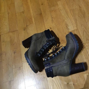 Skor Land Rover st36 - Snygga skor med klack  Använda fåtal gånger så minimalt med slitage  På klack Priset är prutbart ☺️ Fler bilder kan ordnas om så önskas ☺️