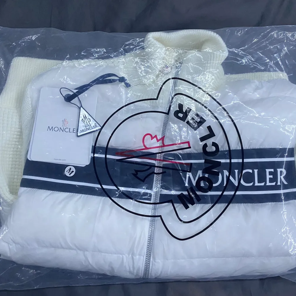 Vit moncler cardigan i nyskick Skick 9/10 Nypris ca: 8000 Vårt pris: 4649 Hör av dig vid minsta lilla intresse eller funderingar. Jackor.