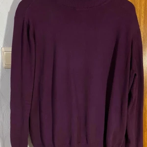 Jättefin poloröja (48/50) -  Jättefint skick  70% bomull 30% polyamid Armhåla till armhåla 66 cm   Längd från axel 65 cm