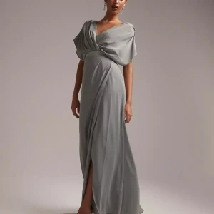 Bal/student klänningar - Så vacker men tyvärr för stor på mig, fick hem den för ett tag sen då jag tänkte ha den till studenten så den är bara provad. (Kommer i påsen jag fick) Skickar fler bilder privat om de önskas & säljer flera liknande klänningar så kolla min profil💘