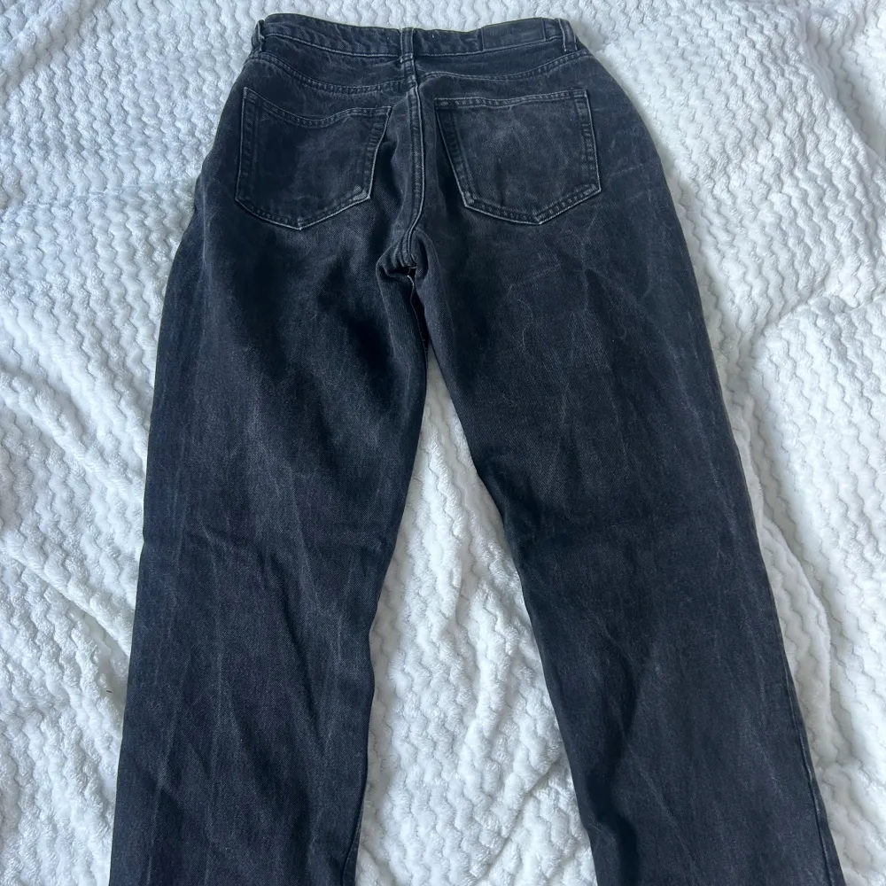 Svarta jeans från gina tricot med hål på knäna🤍. Jeans & Byxor.