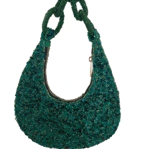 Väska - En jätte fin grön paljett väska från zara som jag hade på min bal förra året.💚💘