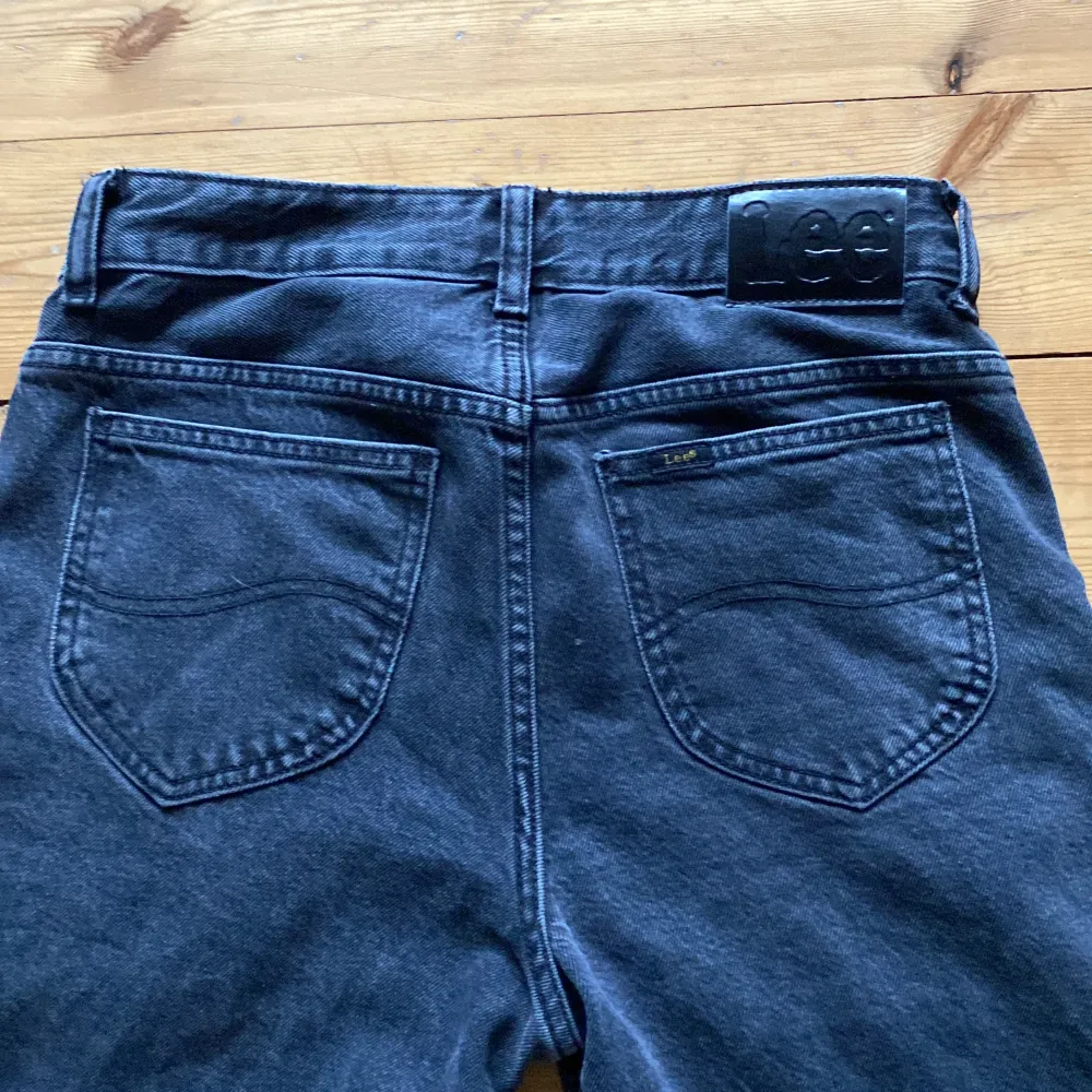 Säljer dessa schyssta Lee jeans i bra skick!. Jeans & Byxor.