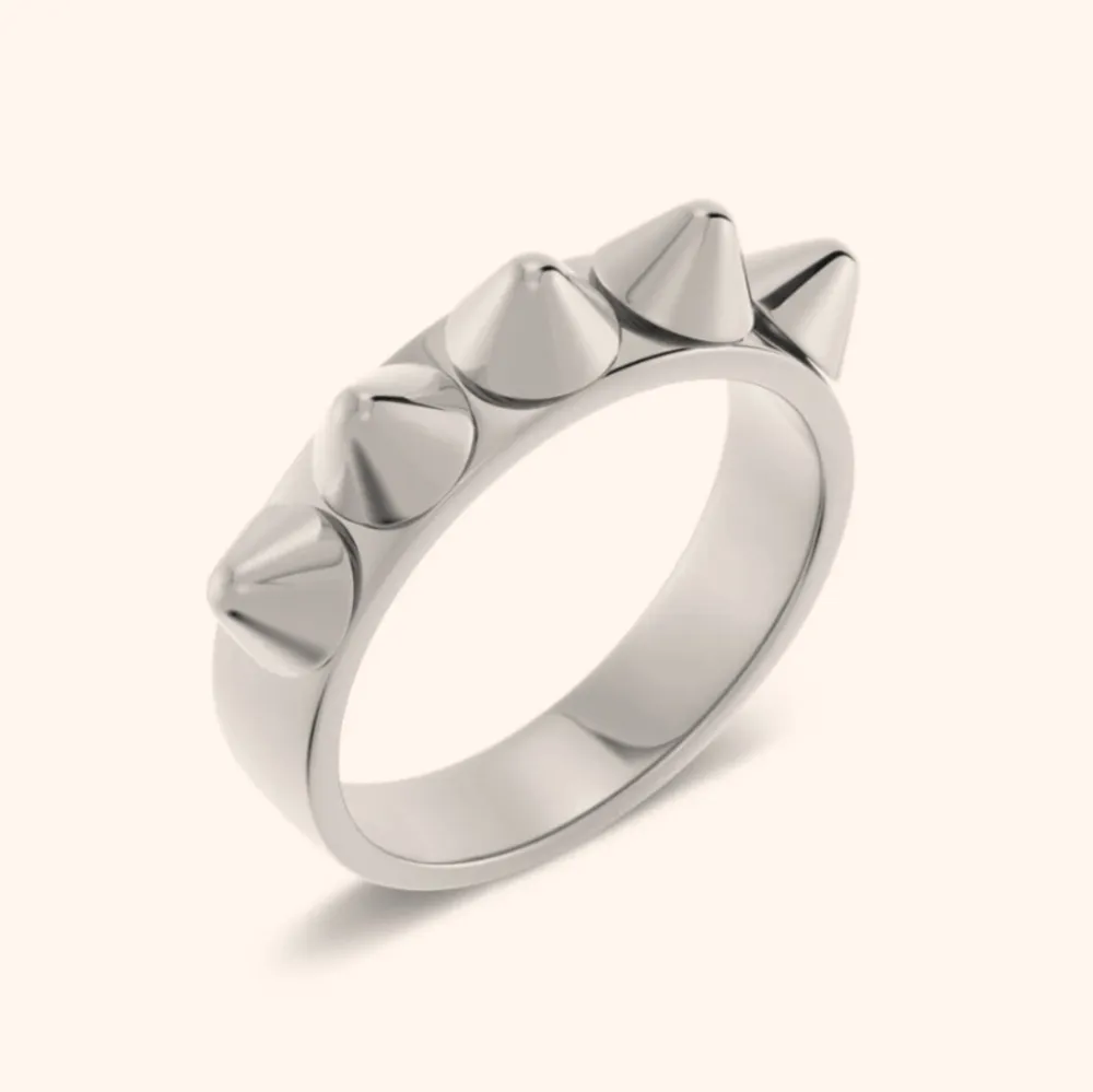 Höjd- 5 mm, bredd- 5 mm. Edblad ring som var köpt för 349kr, säljer pga inte kommer till användning längre💗. Accessoarer.