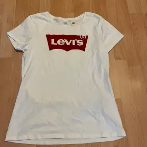 Vit Levis t-shirt. Använd ett fåtal gånger, i bra skick! 