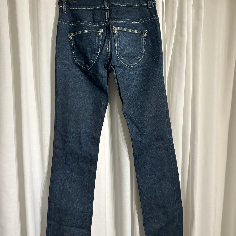 Säljer dessa snygga diesel jeans storlek 29/32  Innerbenslängden 82 cm Total längd 108 cm Midjemått 36 cm. Jeans & Byxor.