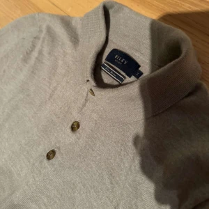 Herrtröja  - Supersnygg ”stickad” tröja. Som ny!!