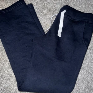 Russemerch byxor - Säljer mina marinblå byxor från Russemerch i storlek S, använda ca 3 gånger så är som i nyskick. Köparen står för frakten🤝🏻 nypris 499kr