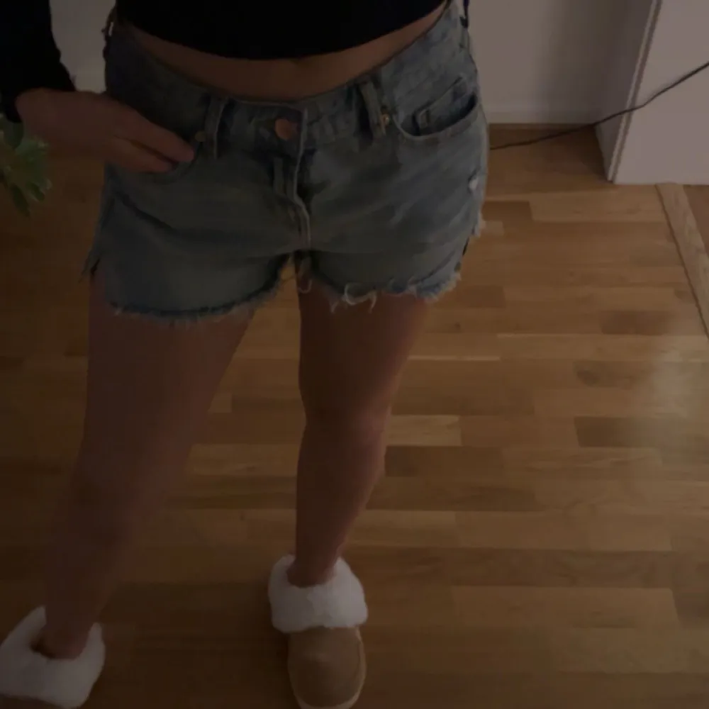 Jeansshorts köpta secondhand men säljer då de va lite för stora. Storlek 36/S. Märket är Miss Selfridge. Lånade bilder men sista bilden är på mig💕. Shorts.