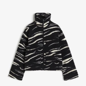Zebra teddyjacka - Zebra mönstrad teddyjacka från hm som är slutsåld i alla storlekar. Andvänd ca 3 gånger och är som ny, strl xs💘