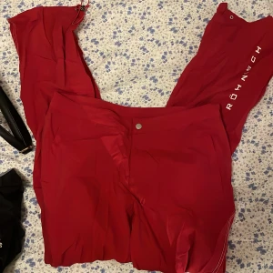 Röda cargos - Köpt på rönnisch men aldrig använt 🩷 Inga defekter!🌸Dm vid intresse/frågor!🌸OBS! Storlek L men passar bra i midjan på S/M 🎀