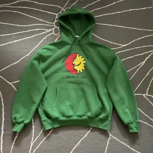 District 46 hoodie - Grön District 46 hoodie. Säljer pga att den är lite för stor. Det är storlek Small fast den är ganska stor i storleken. Inga defekter. Pris kan diskuteras😊