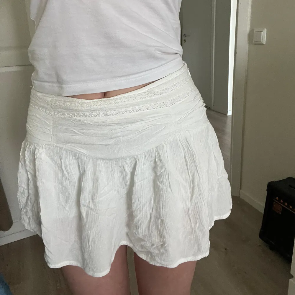Säljer denna vita kjolen från pull and bear med inbyggda shorts vilket är jätte smart!!. Kjolar.