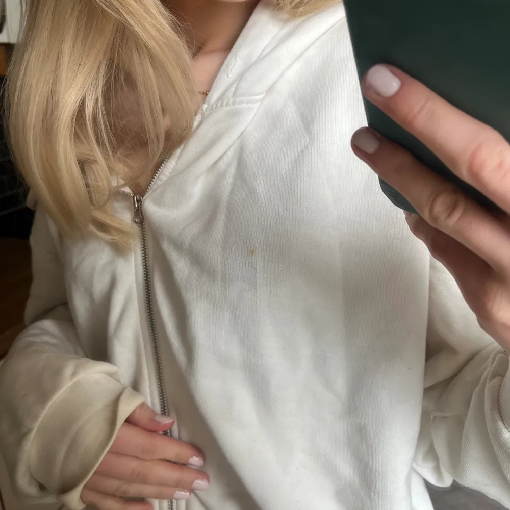Fin vit zip up hoodie, har dock några fläckar (se bild 2 och 3)🩷 tröjan är i XL men är menad att vara croppad så den passar bra på mig som brukar ha S annars!. Hoodies.