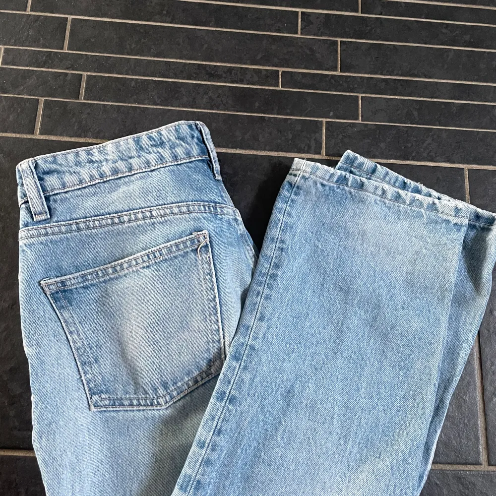 Skit snygga ljusblå jeans från zara som tyvärr är någon cm för korta för mig. Fler bilder finns!💗💗💗💗. Jeans & Byxor.