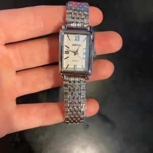 Silverklocka - Jättefin silverklocka i rostfritt stål, helt i nyskick med plasten kvar💗 säljer få den var för stor för mig. Fråga järna om ni undrar något eller vill ha fler bilder!