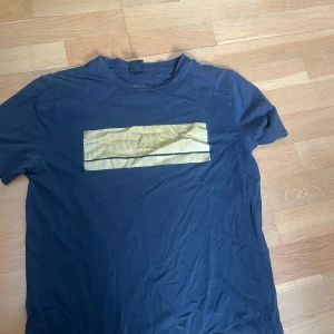 Hugo boss T-shirt  - Säljer min Hugo boss Tshirt för att jag har vuxit ur den. Den är i fint skick utan några defekter. Den behövs bara strykas. 