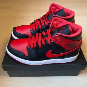 Nya! Jordan 1 mid black/fire red-white  Stl 41 - Jordan 1 mid black/fire red-white  Stl 41 Nya och oanvända sneakers. Ligger nedpackade i sin skokartong. Skön modell.  Hör av dig om du har några frågor! 