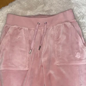 Juicy byxor - Ljusrosa juicy byxor, storlek xxs är någon centimeter för långa för mig och jag är ungefär 160. Skriv för mer info