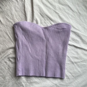 tubtopp - Enkel lila tubtopp, sitter väldigt thigt. Ingen risk för att åka ner eftersom det finns klister vid brösten. 