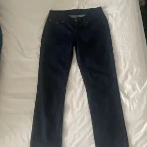 Mörkblåa low waist Levi’s jeans Lite för korta på mig som är 1,67 Raka ben, inte skinny.