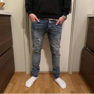 Ripped Jeans - Säljer dessa feta ripped jeans från Jack & Jones i storlek 30:32 i väldigt bra skick. Nypris 999kr. Kom privat för mer info!