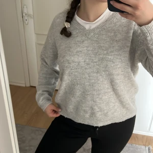 Stickad tröja  - Grå stickad tröja i M 