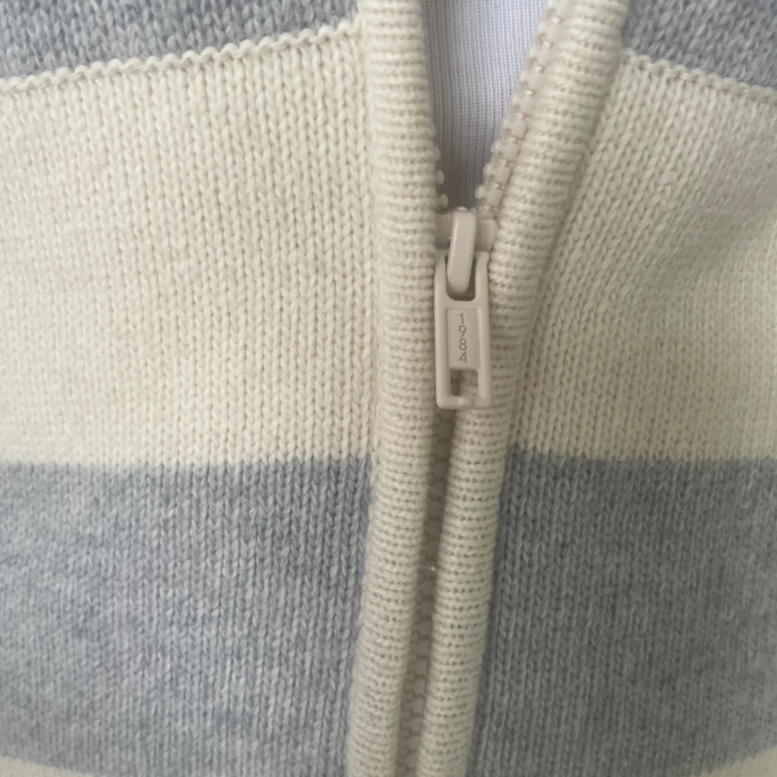 Stickad ziphoodie - 90