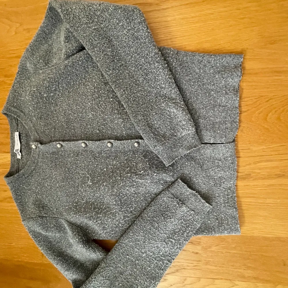 Säljer min grå stickade tröja från zara. Jag tror inte att den finns att köpa längre🤍🤍Den är i storlek S. Den är väldigt nopprig och blev det väldigt snabbt även fast den inte är använd mycket, därav priset. Köpte för 300 och säljer för 100💕💕. . Tröjor & Koftor.