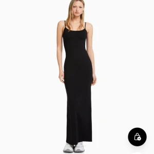 Svart långklänning med djup rygg - Säljer min svarta långklänning ifrån Bershka🌟klänningen är djup i ryggen och är otroligt skön på sommaren🌟 enbart använt vid fåtal tillfällen och nypriset är 250kr