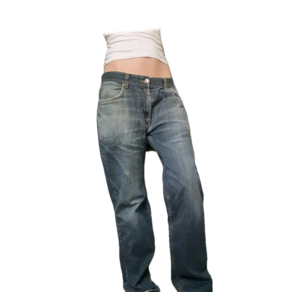 Grå blåa lågmidjade ish baggy jeans! Litet hål i bakfickan (bild 3) midja- 43 innerben- 77. Jeans & Byxor.