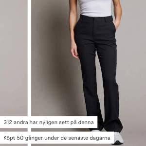 Svarta kostymbyxor från bikbok, modellen Vilma i strl 34, har inte använt byxorna på väldigt länge, de har inga defekter! Köpte för 400/500, kommer inte ihåg😅 Säljer för 200💕