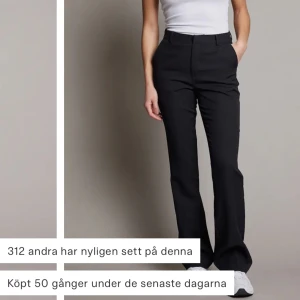 Bikbok kostymbyxor - Svarta kostymbyxor från bikbok, modellen Vilma i strl 34, har inte använt byxorna på väldigt länge, de har inga defekter! Köpte för 400/500, kommer inte ihåg😅 Säljer för 200💕