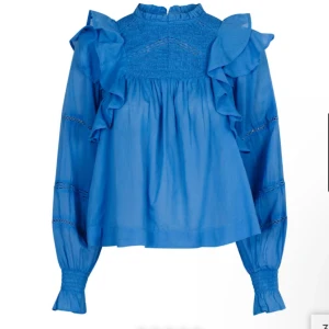 neo noir blus  - super fin neo noir blus. använd sparsamt fåtal gånger. köp på jackie för ungefär 800💕den har en liten maska på ryggen men det är inget som går upp eller syns 